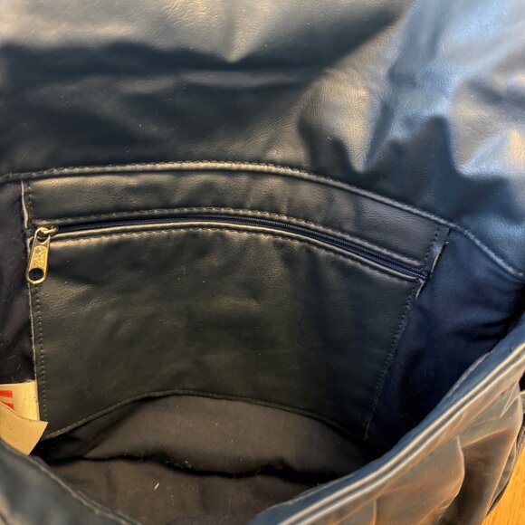 blue vinyl shoulder purse - Picture 3 of 3